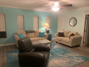 702 Lyndhurst St, Unit 823 in Dunedin, FL - Foto de edificio - Building Photo
