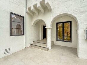 150 N Arnaz Dr, Unit C in Beverly Hills, CA - Building Photo - Building Photo