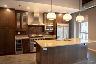 211 W Jefferson St in Syracuse, NY - Building Photo - Building Photo