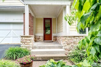 1050 Oakwood Dr in Bloomfield Hills, MI - Building Photo - Building Photo