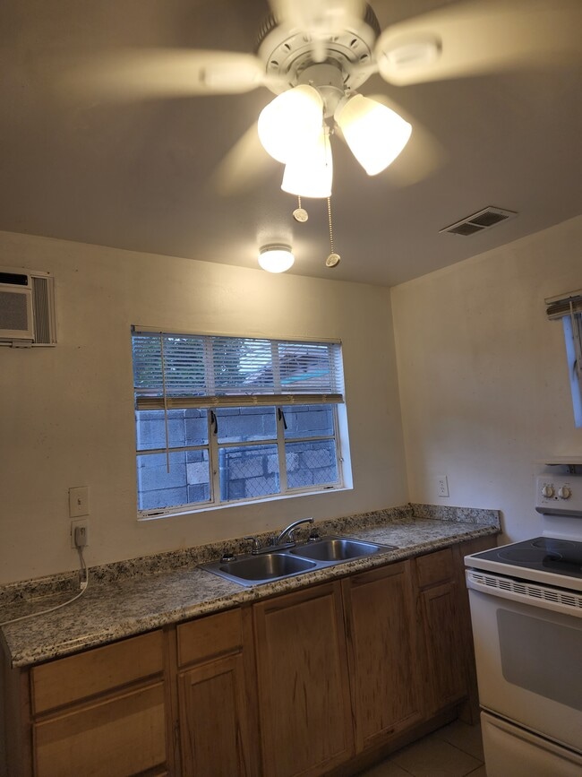 1516 Carlisle Blvd SE, Unit A in Albuquerque, NM - Foto de edificio - Building Photo