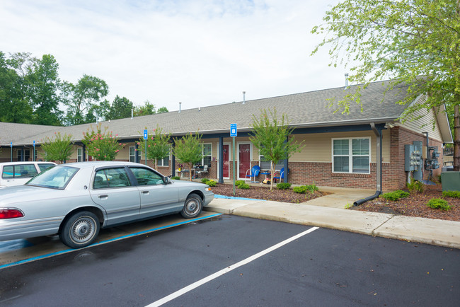 Woodlands Village II Apartments in La Fayette, GA - Foto de edificio - Building Photo