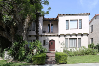 137 S Elm Dr in Beverly Hills, CA - Building Photo - Building Photo