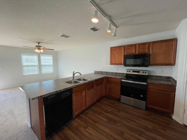 1402 Kissimmee Ct in Poinciana, FL - Building Photo - Building Photo