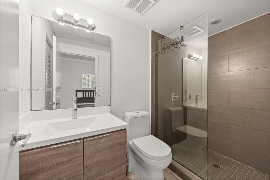 1560 Meridian Ave, Unit 109 in Miami Beach, FL - Building Photo