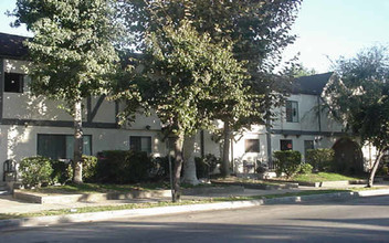 Lennox Court Townhouses in Van Nuys, CA - Building Photo - Building Photo