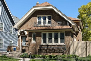 1818-1820-1820 E Newberry Blvd in Milwaukee, WI - Building Photo