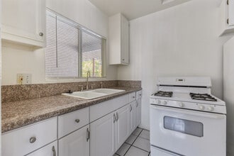 330-350 Waldo Ave in Pasadena, CA - Building Photo - Building Photo