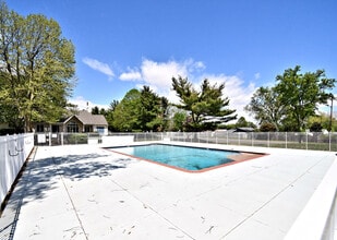 90 Catherine Ct in Levittown, PA - Foto de edificio - Building Photo