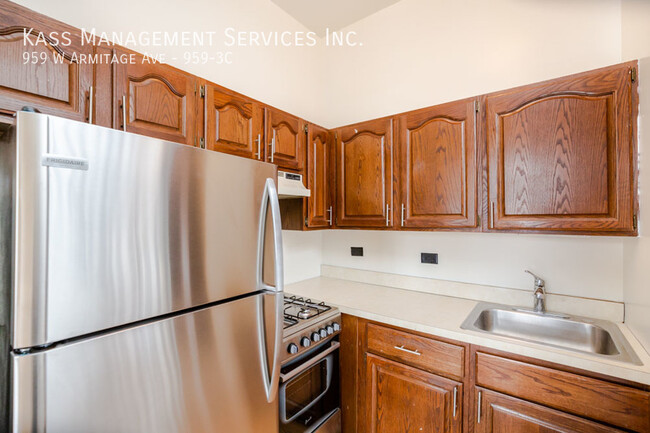959 W Armitage Ave