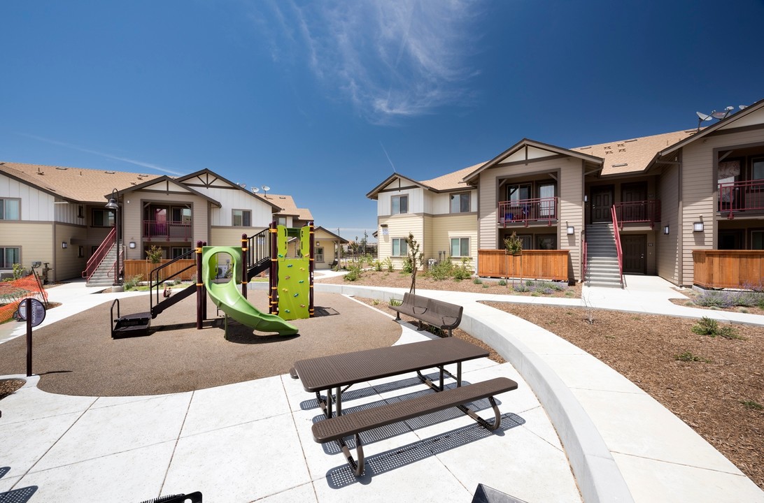 Camphora Apartments in Soledad, CA - Foto de edificio