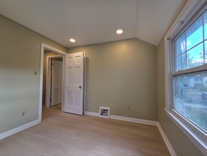 4057 Bushnell Rd in University Heights, OH - Foto de edificio - Building Photo