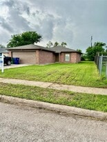 228 Austin St in Angleton, TX - Building Photo