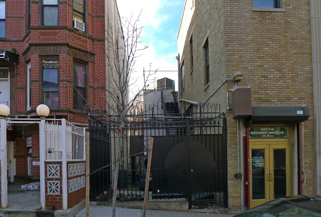 5101 51st St in Brooklyn, NY - Foto de edificio - Building Photo