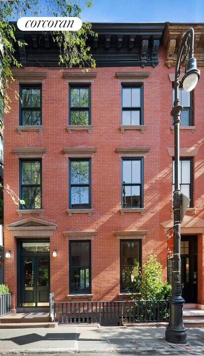 257 W 4th St in New York, NY - Building Photo