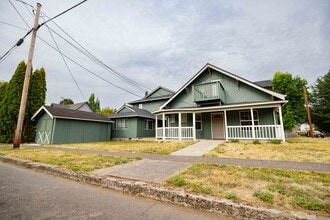 401 S Main St, Unit #7 in Newberg, OR - Building Photo - Building Photo