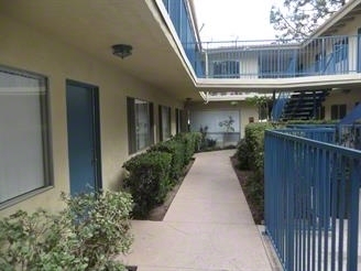 Dickens Place in Sherman Oaks, CA - Foto de edificio - Building Photo