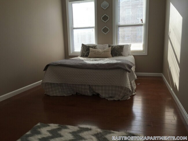 51 Chelsea St, Unit 4 in Boston, MA - Building Photo - Building Photo