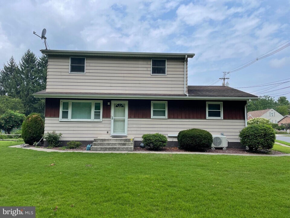 484 Pennsylvania Ave in Chambersburg, PA - Building Photo