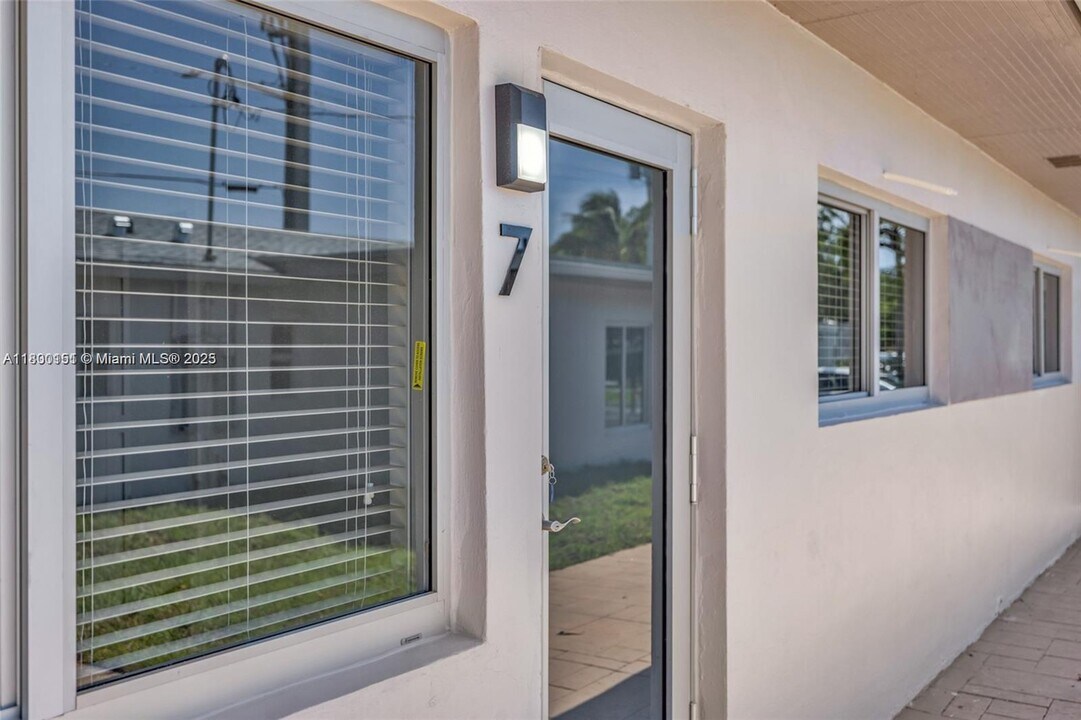 414 SE 4th Ave in Hallandale Beach, FL - Building Photo