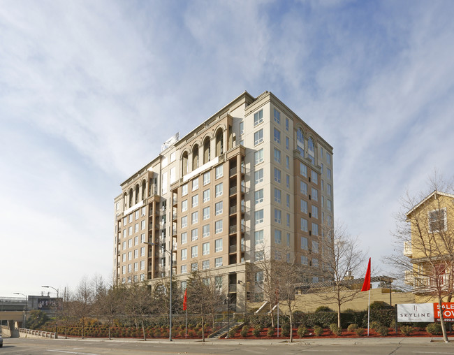 Skyline at Tamien Station Apartments in San Jose, CA - Foto de edificio - Building Photo