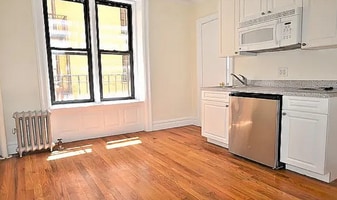 302 W 45th St in Manhattan, NY - Building Photo