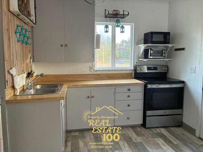 3128 SW Coast Ave in Lincoln City, OR - Building Photo - Building Photo