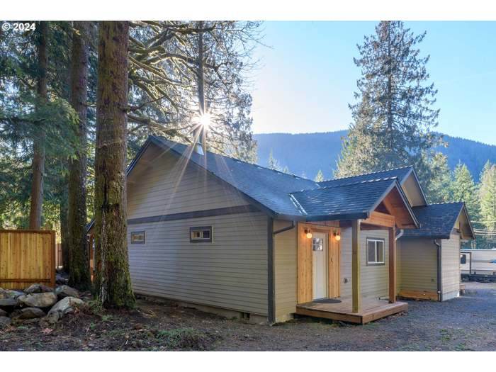 26919 E Chinook Ln in Rhododendron, OR - Foto de edificio