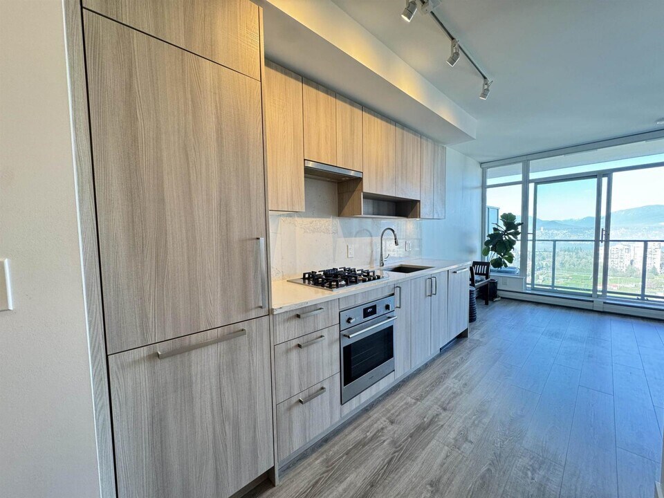 13350 Central Ave in Surrey, BC - Building Photo