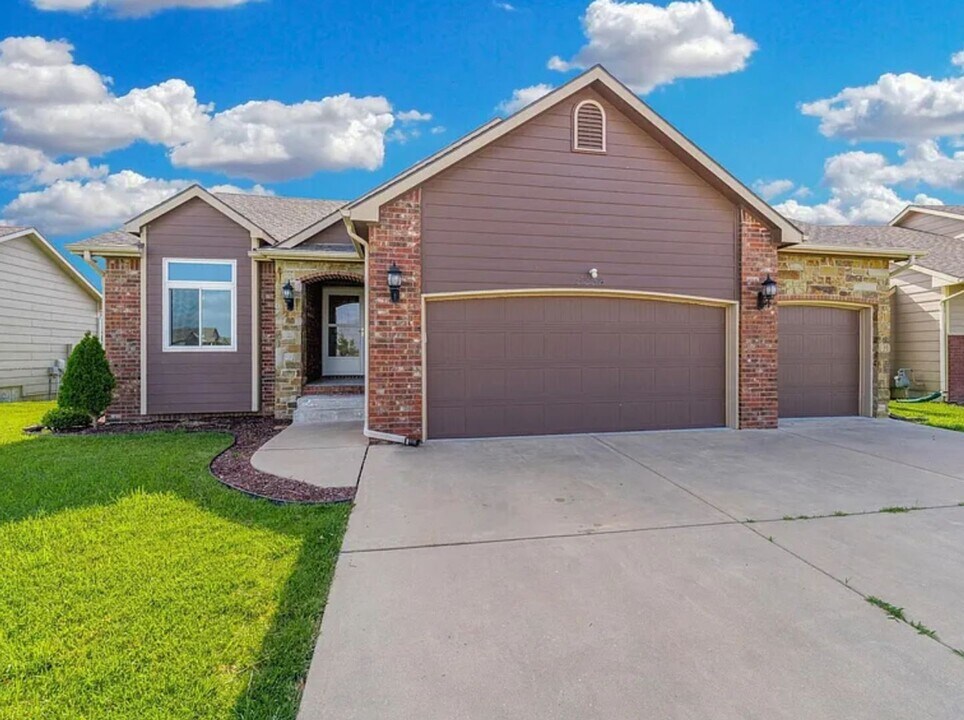 5334 N Rock Spring in Bel Aire, KS - Building Photo