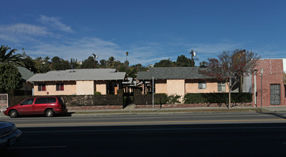 5925 York Blvd in Los Angeles, CA - Foto de edificio - Building Photo