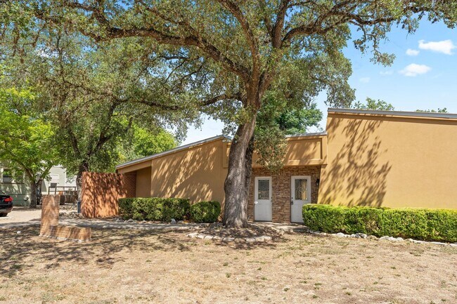 525 W Hutchison St in San Marcos, TX - Building Photo - Building Photo