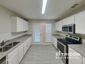 814 Ponselle Dr in Arlington, TX - Building Photo - Building Photo