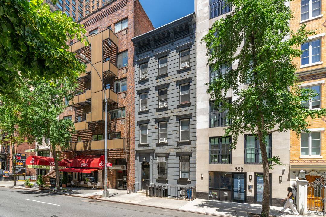 321 E 53rd St in New York, NY - Building Photo