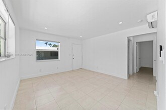 2457 NE 183rd St in Miami, FL - Building Photo - Building Photo