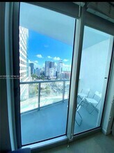 185 SW 7th St, Unit 1406 in Miami, FL - Building Photo - Building Photo