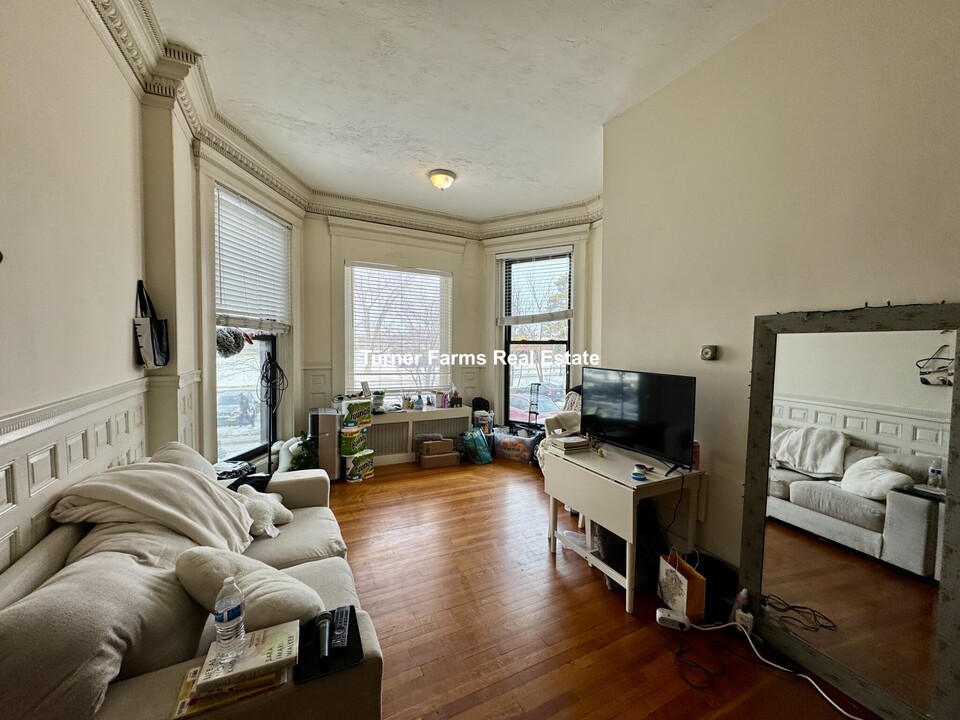 17 Bay State Rd, Unit 2R in Boston, MA - Building Photo
