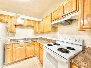 325 S Pioneer in Mesa, AZ - Foto de edificio - Building Photo