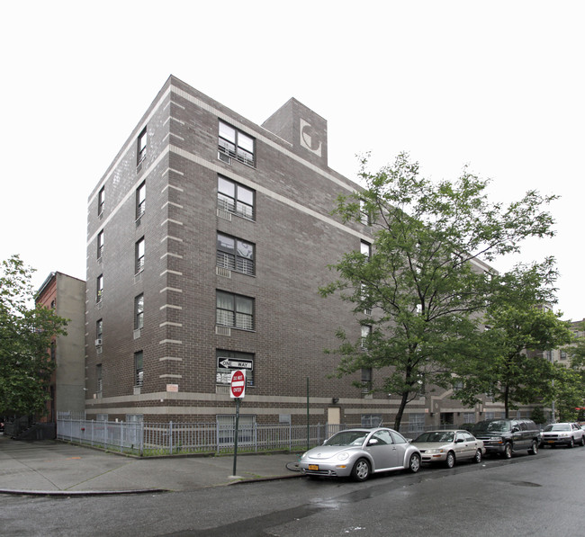 366 Hewes St in Brooklyn, NY - Building Photo - Building Photo