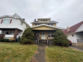 4711 Rockwood Rd in Garfield Heights, OH - Building Photo