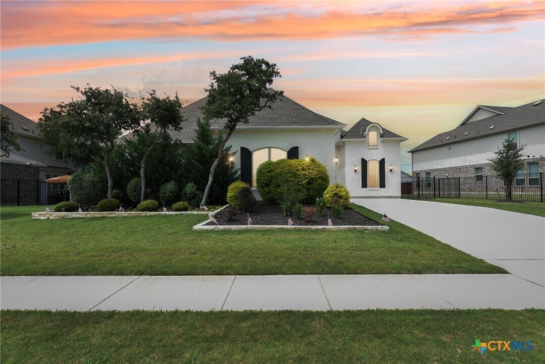 1104 Scenic Dr in Georgetown, TX - Building Photo