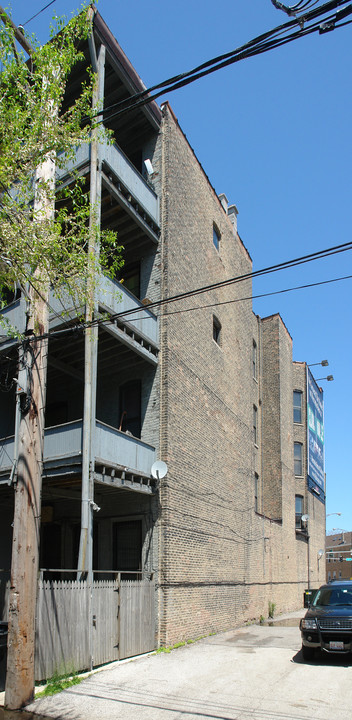 836 N Milwaukee Ave in Chicago, IL - Building Photo