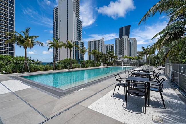 17550 Collins Ave, Unit ph1 in Sunny Isles Beach, FL - Foto de edificio - Building Photo