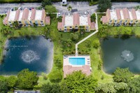 3844 NW 90th Ave in Sunrise, FL - Foto de edificio - Building Photo