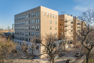 Columbus on the Park in Chicago, IL - Building Photo - Building Photo