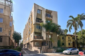 2864 Sunset Pl-Unit -206 in Los Angeles, CA - Building Photo - Building Photo