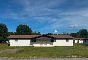 1022 N 20th St in Defuniak Springs, FL - Building Photo