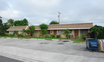 6321 Pembroke Rd in Hollywood, FL - Building Photo - Building Photo