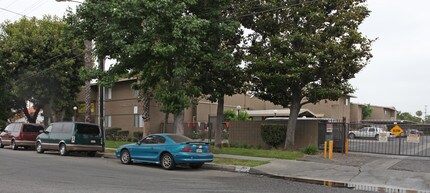 Parkview Terrace Apartments in El Monte, CA - Foto de edificio - Building Photo