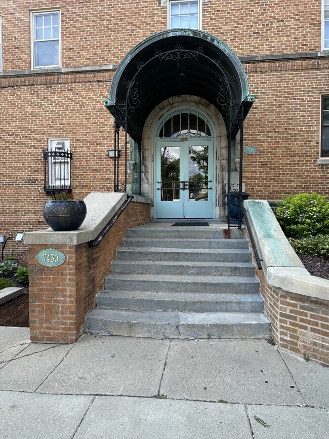 7416 Harwood Ave in Wauwatosa, WI - Foto de edificio - Building Photo